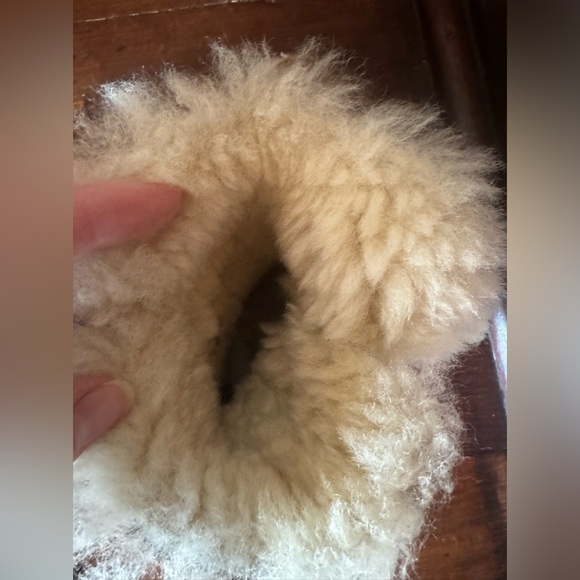 Ugg Bailey Button Sherpa lined suede foam sole round toe Youth size 12 - Picture 6 of 13